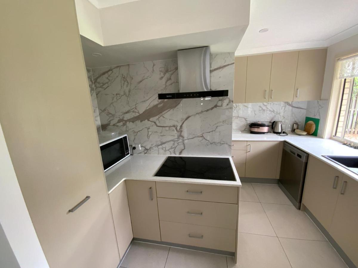 골드코스트 Shared House With Other Guests Near Shopping Center And Theme Parks 아파트 외부 사진