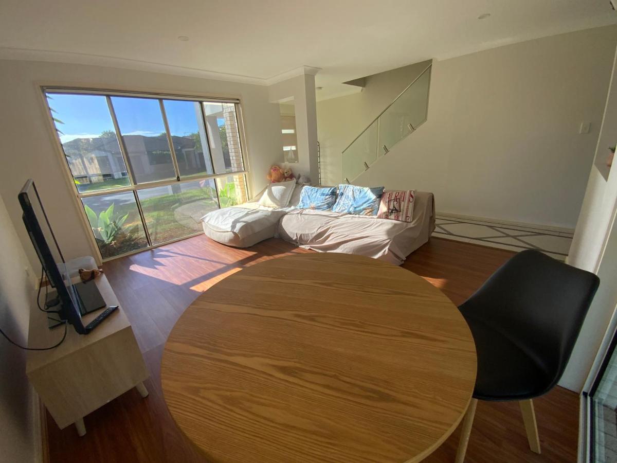 골드코스트 Shared House With Other Guests Near Shopping Center And Theme Parks 아파트 외부 사진