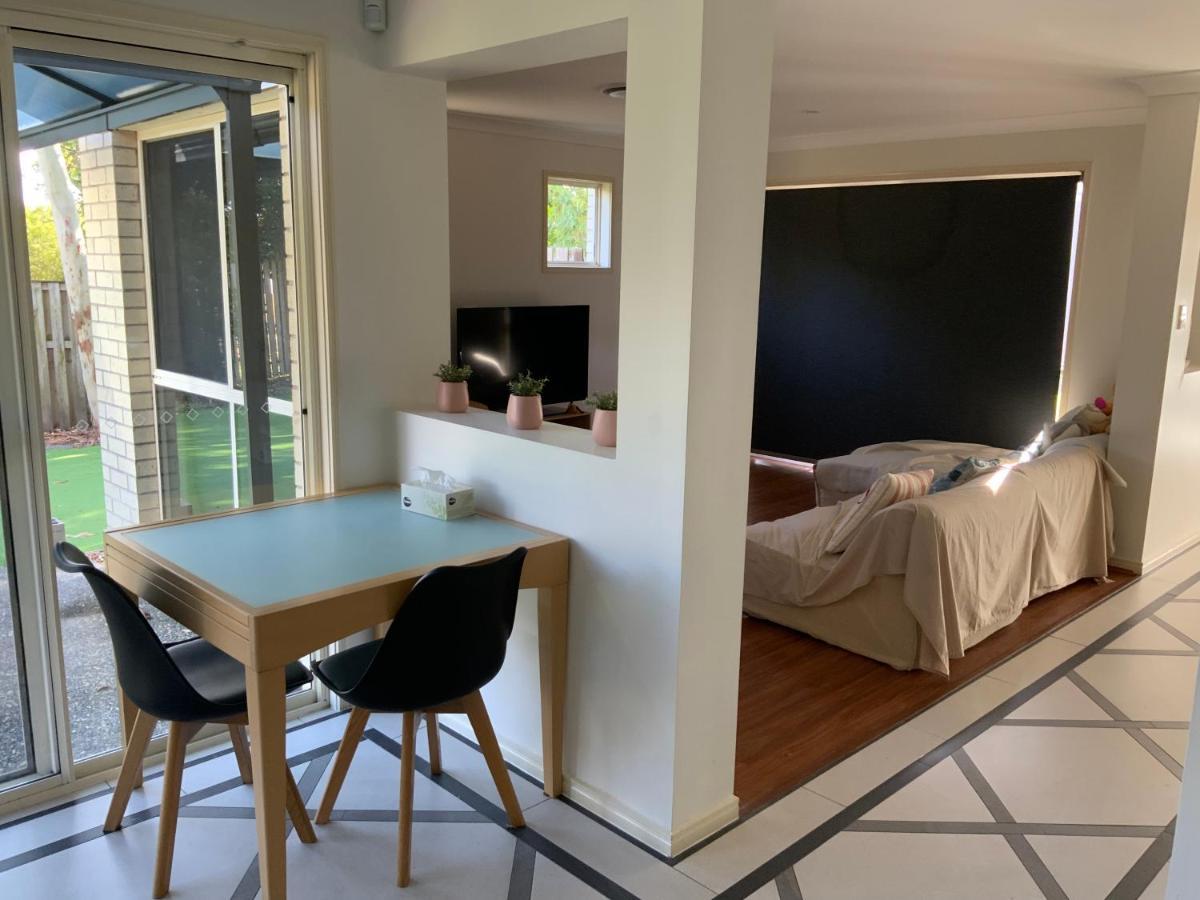 골드코스트 Shared House With Other Guests Near Shopping Center And Theme Parks 아파트 외부 사진