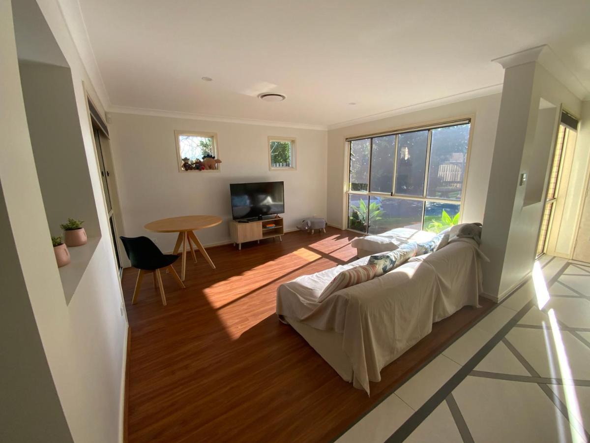골드코스트 Shared House With Other Guests Near Shopping Center And Theme Parks 아파트 외부 사진