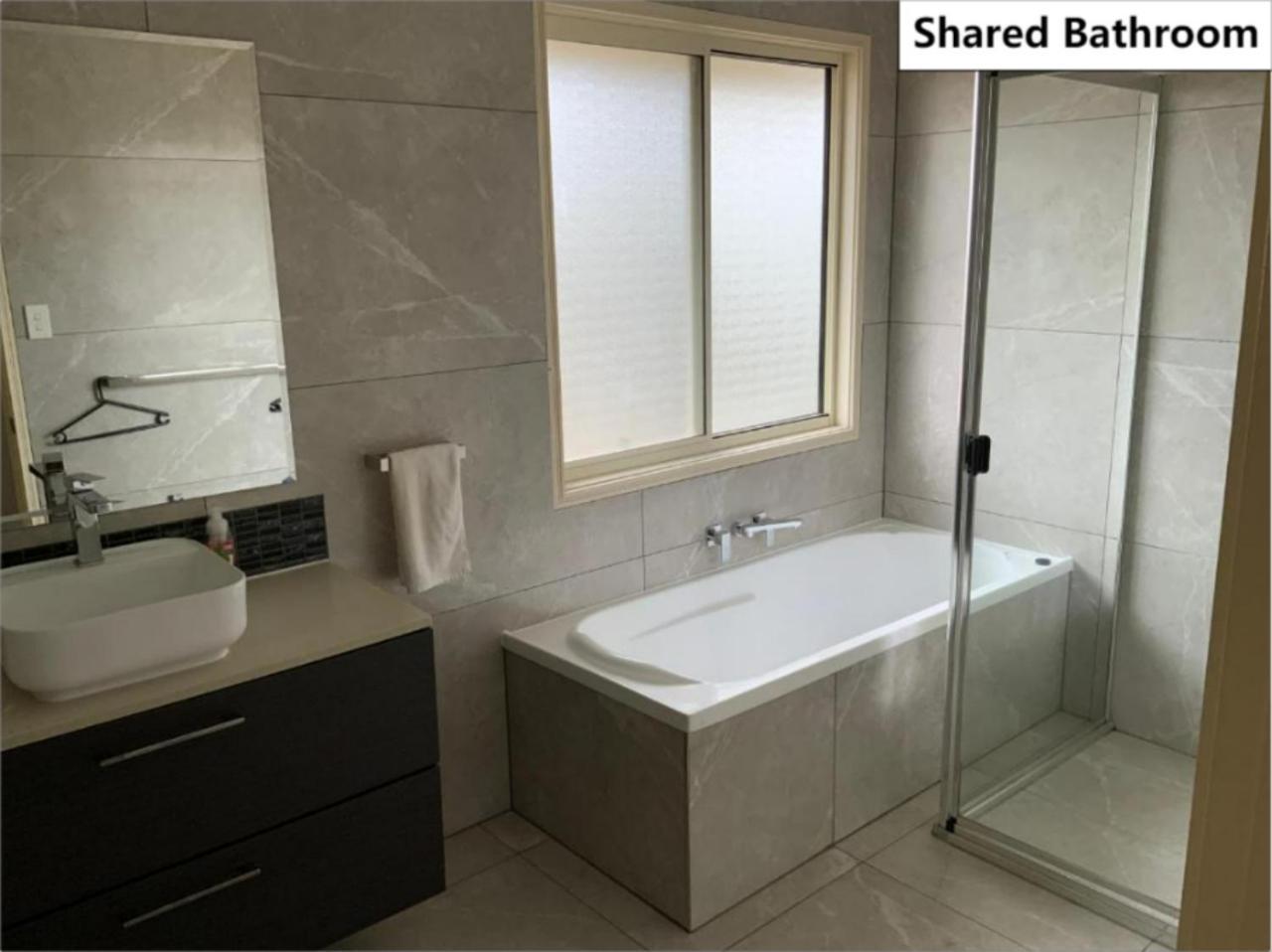 골드코스트 Shared House With Other Guests Near Shopping Center And Theme Parks 아파트 외부 사진